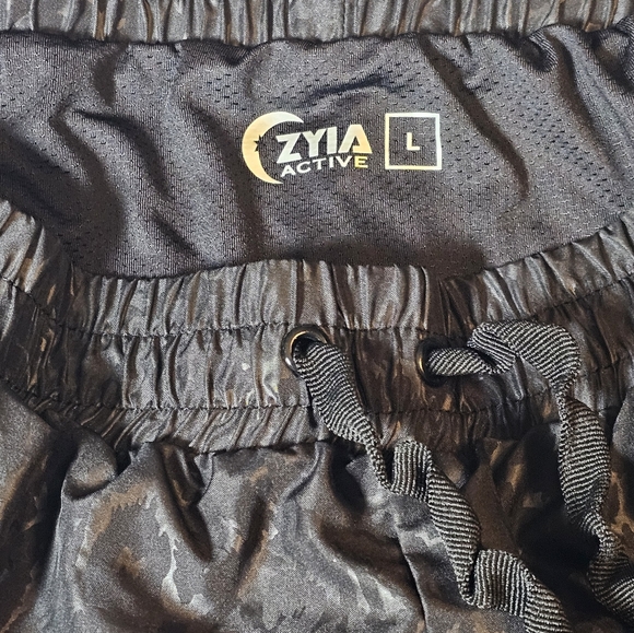 Zyia Bomber Shorts - Picture 2 of 4